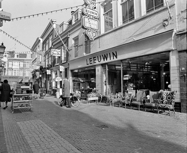 856157 Gezicht op de winkelpanden Mariastraat 10 -lager te Utrecht. met vooraan Leeuwin's Meubelpaleis (Mariastraat 8-10).